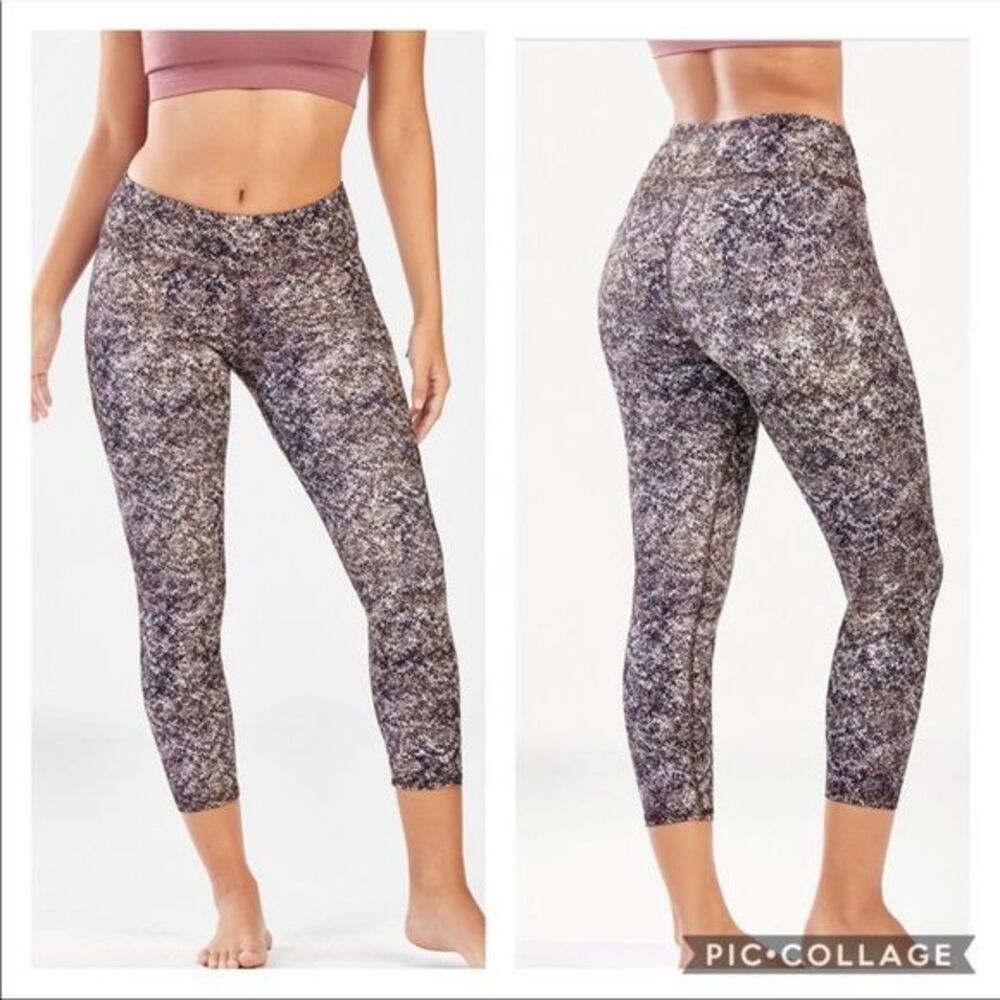 Fabletics Mid-Rise Serpentine Printed Powerhold Capri Leggings Small